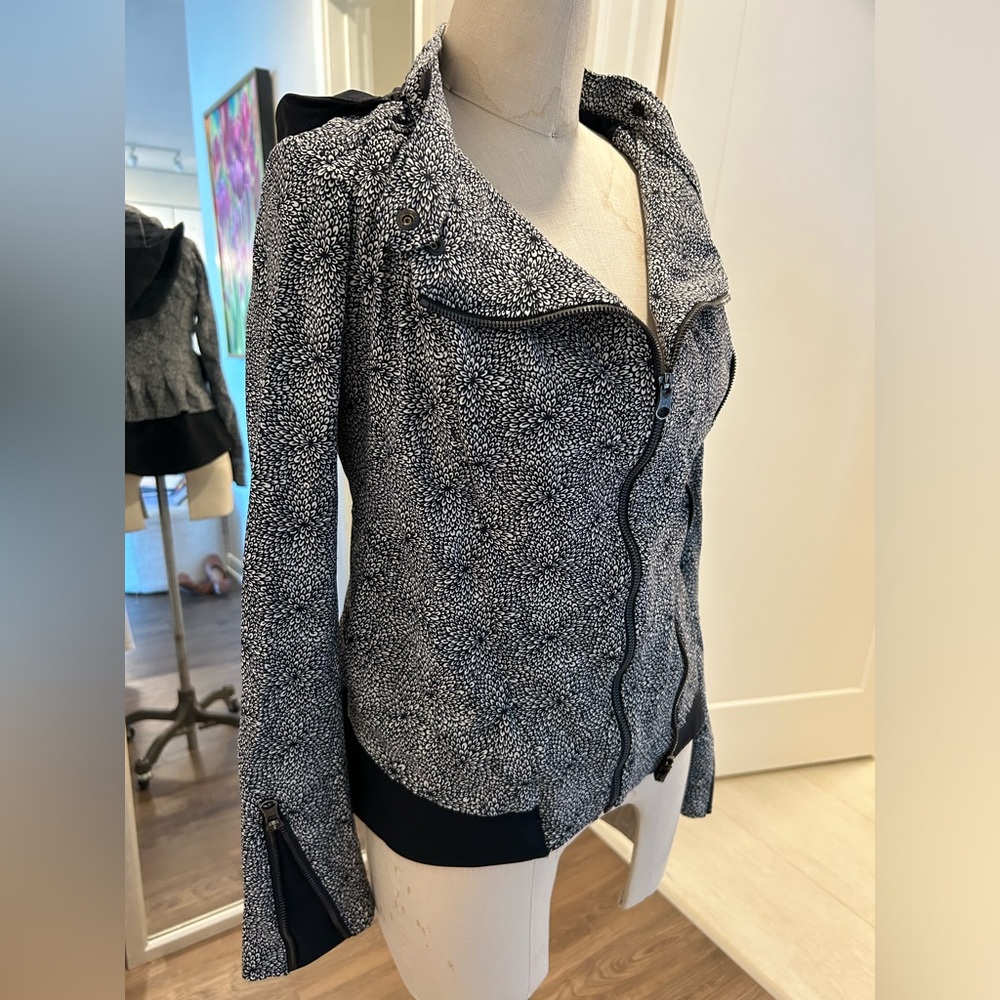 Lululemon Athletica Black and White Floral Print Zip Up Sweater - XS